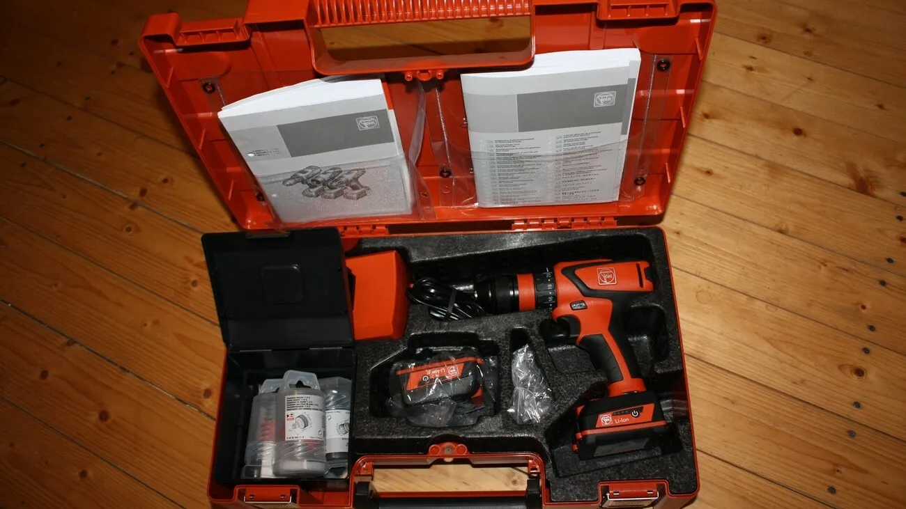 Das gesamte Set des Fein ASCM12 in einem ebenfalls orangenen Koffer.